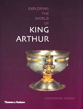 EXPLORING THE WORLD OF KING ARTHUR - SNYDER, CHRISTOPHER - THAMES HUDSON